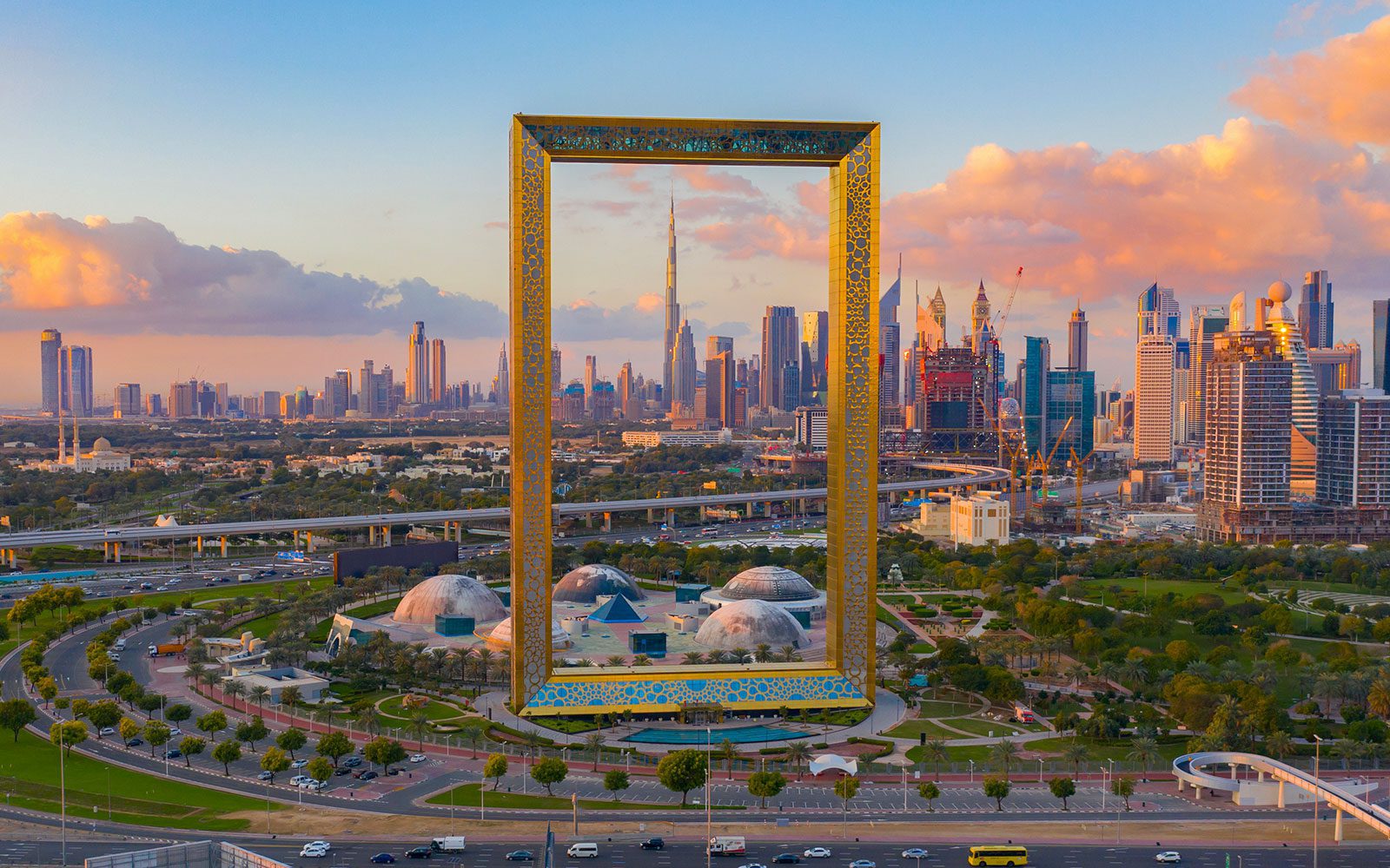نمای شهر دبی از قاب دبی